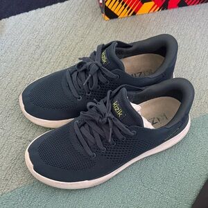 Men’s Navy Knit Mesh Slip-On Sneakers size 7 or woman’s size 8.5 Wide.